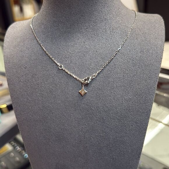 Authentic Louis Vuitton Idylle Blossom 18k white gold Diamond Necklace - Picture 3 of 4